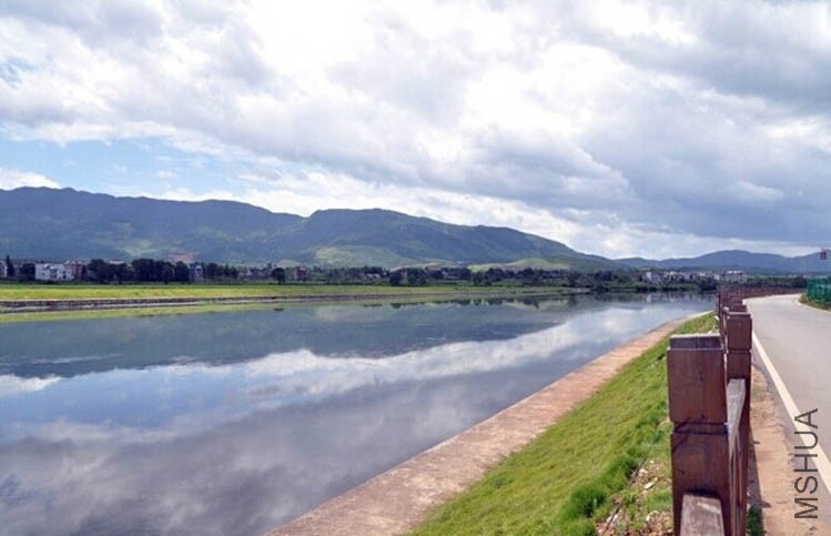 �����Աߵĺӵ�