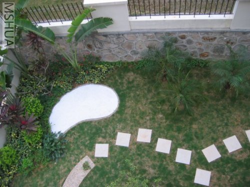 ���Ǻ�԰���Ͻ�,�׵�����������ʽ��԰��,�����е�С����������һ����������,��Ѫ�������������ǵ�ɳ��.