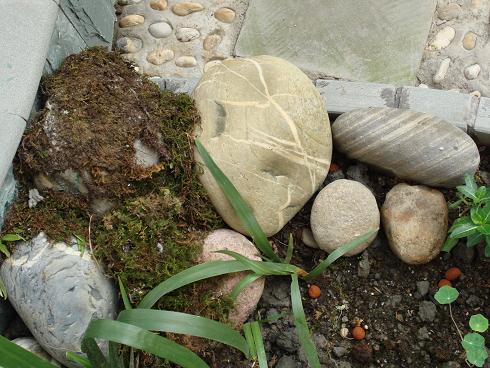 ��ɽ����������̦����Ȼ������������濿·���ǿ���б�Ƶ���ʯ�����ϴ����衢��ͯһ�����ʱ��ġ�