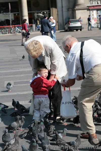 ����ǰ�Ĺ㳡