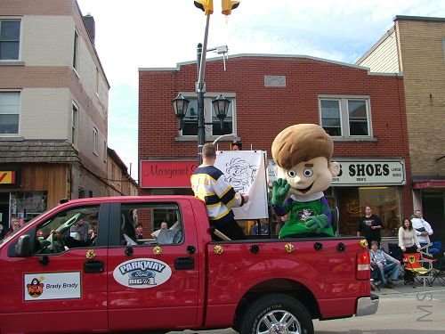 ����ѽ,һ�߻���,һ�߻������ڽ���,�����˾�˺������,�˷�